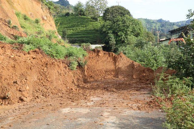 Rize’nin Derepazarı ilçesinde heyelan nedeniyle 3 ev tahliye edildi