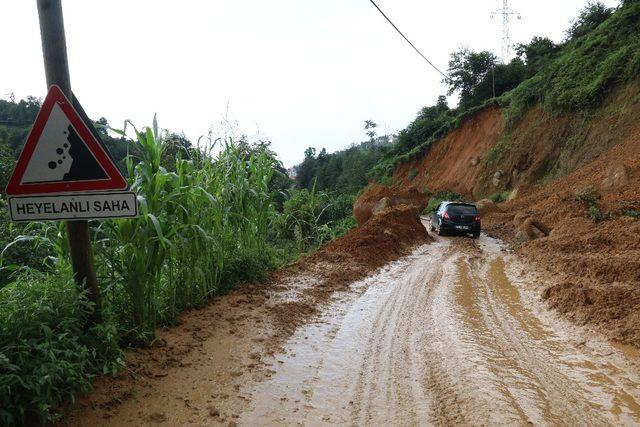 Rize’nin Derepazarı ilçesinde heyelan nedeniyle 3 ev tahliye edildi