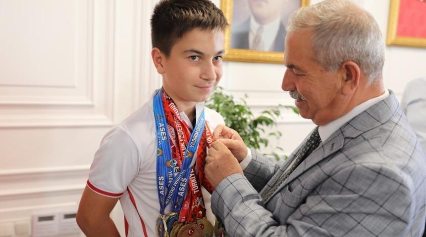 Başkan Demirtaş şampiyonu altınla ödüllendirdi