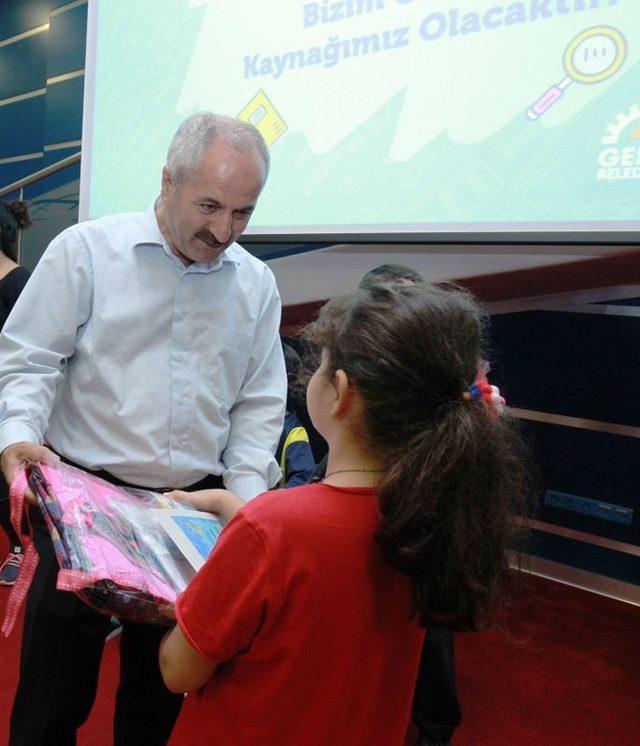 Başkan Büyükgöz’den çocuklara okul hediyesi