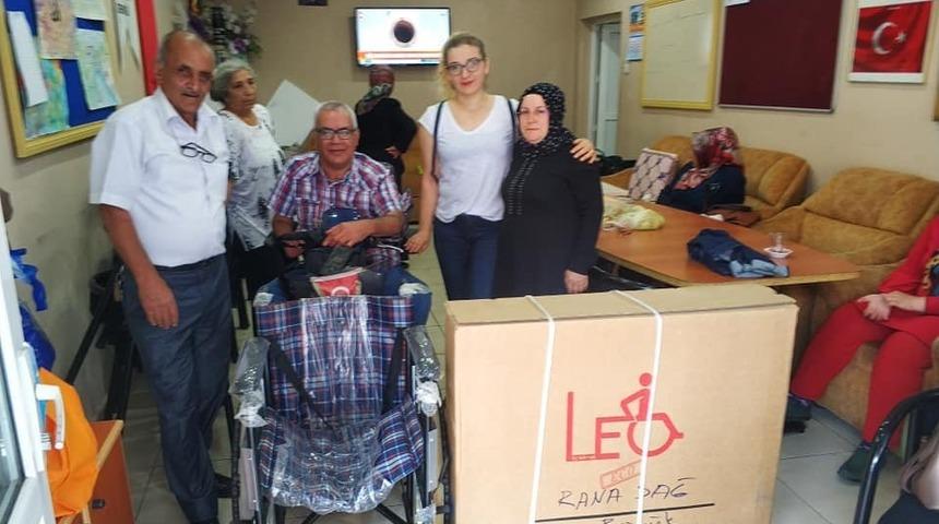 Mavi kapaklar tekerlekli sandalyeye d&ouml;n&uuml;şt&uuml;