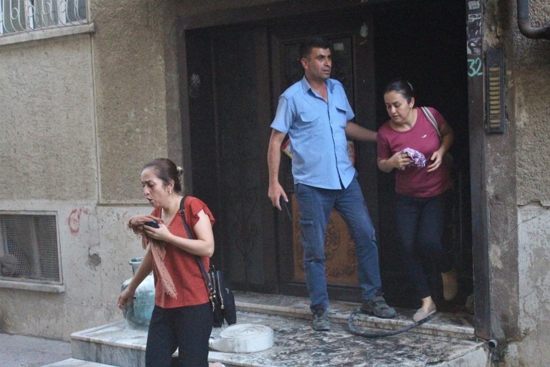 Apartmanın bodrum katında &ccedil;ıkan yangın korkuttu