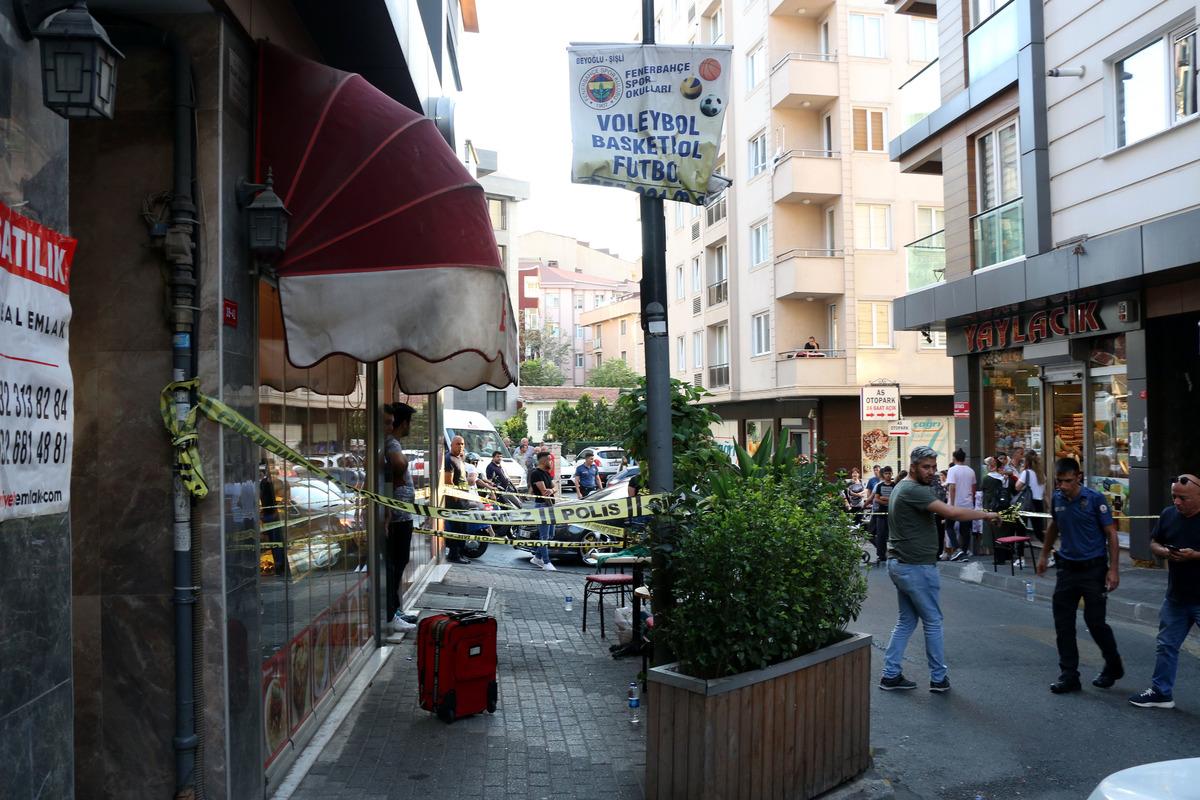 Şişli'de oğlunun g&ouml;z&uuml; &ouml;n&uuml;nde kurşun yağmuruna tutuldu