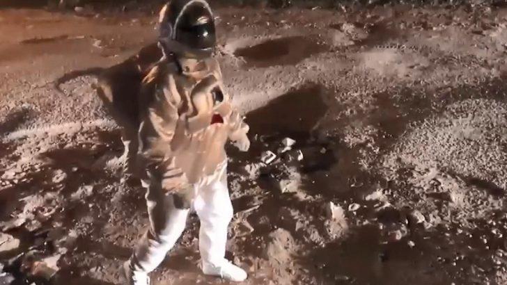 Astronot kıyafeti giydi, 'ay yürüyüşü' yaptı! İlginç protesto G2