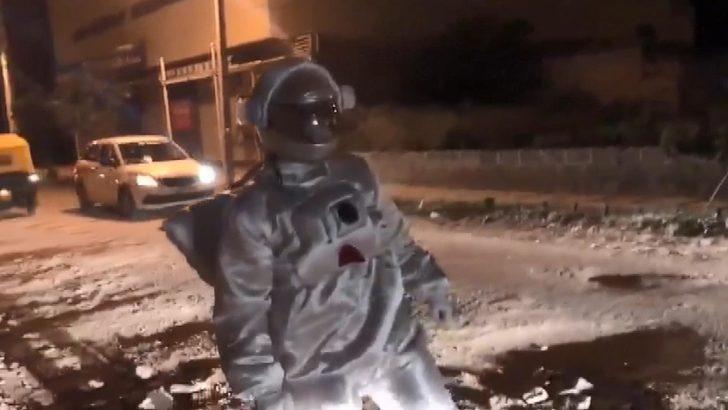Astronot kıyafeti giydi, 'ay yürüyüşü' yaptı! İlginç protesto G3