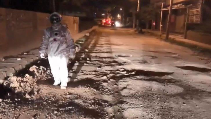 Astronot kıyafeti giydi, 'ay yürüyüşü' yaptı! İlginç protesto G4