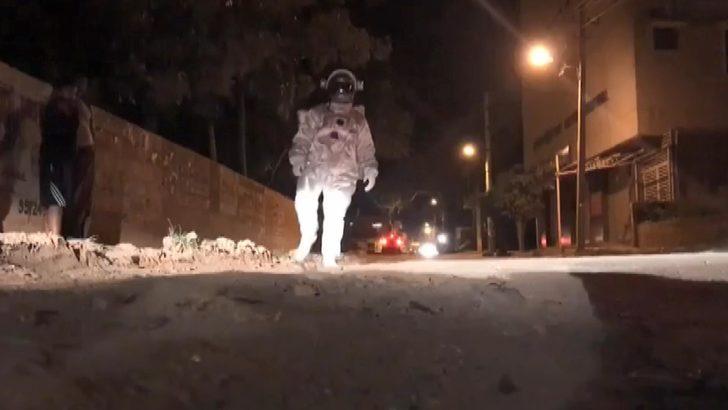Astronot kıyafeti giydi, 'ay yürüyüşü' yaptı! İlginç protesto G5