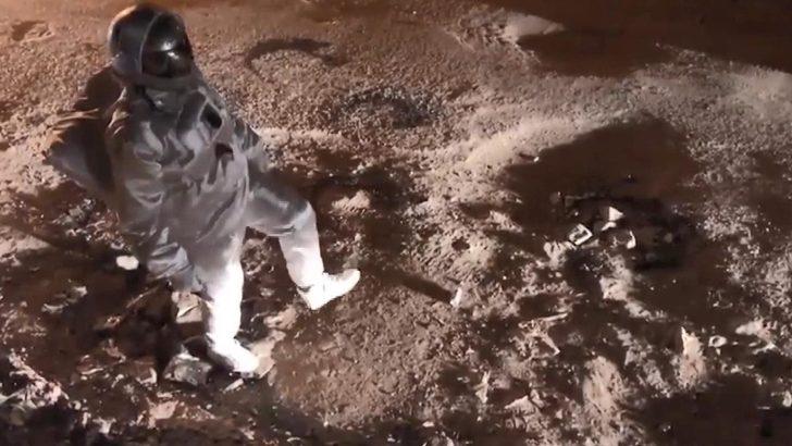 Astronot kıyafeti giydi, 'ay yürüyüşü' yaptı! İlginç protesto G1