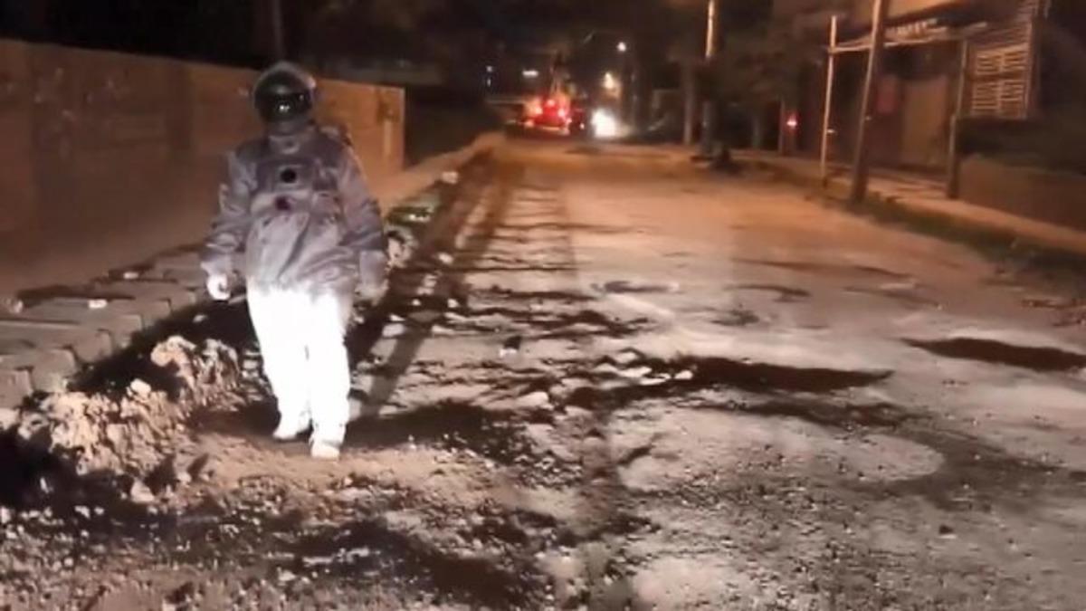Astronot kıyafeti giydi, 'ay y&uuml;r&uuml;y&uuml;ş&uuml;' yaptı! İlgin&ccedil; protesto