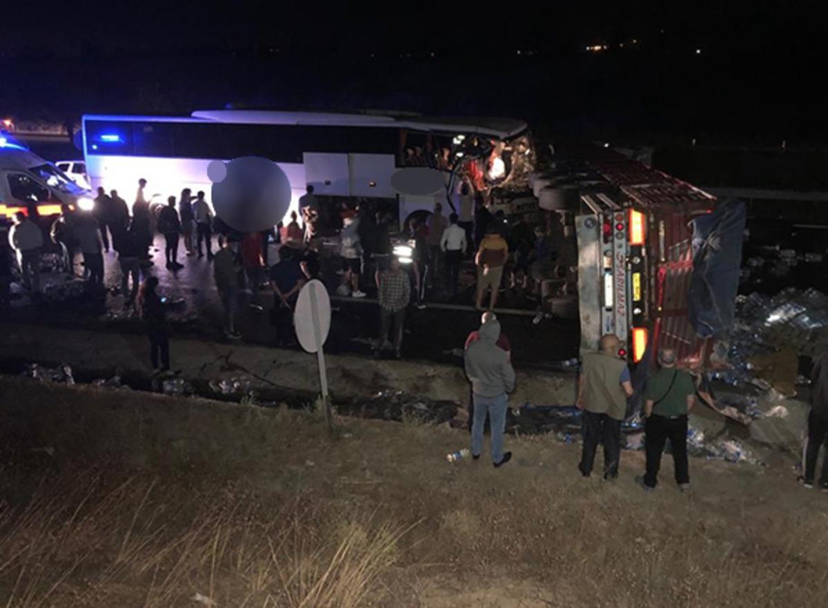 Ankara'da yolcu otob&uuml;s&uuml; devrilen TIR&rsquo;a &ccedil;arptı! 