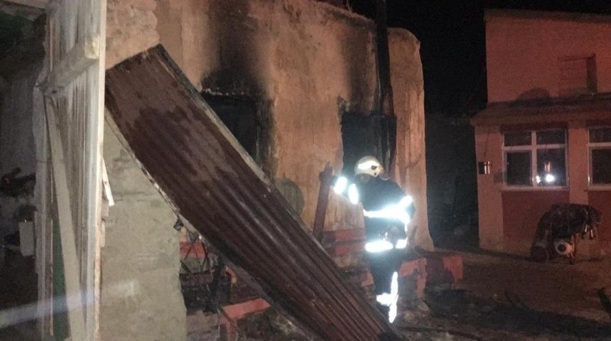 Alevlerin sardığı tandır evi kullanılmaz hale geldi