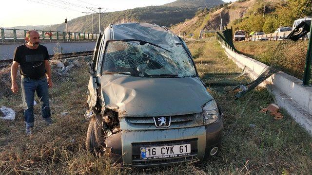 Takla atan hafif ticari araç demiryoluna yuvarlandı: 6 yaralı