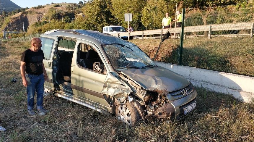 Takla atan hafif ticari araç demiryoluna yuvarlandı: 6 yaralı