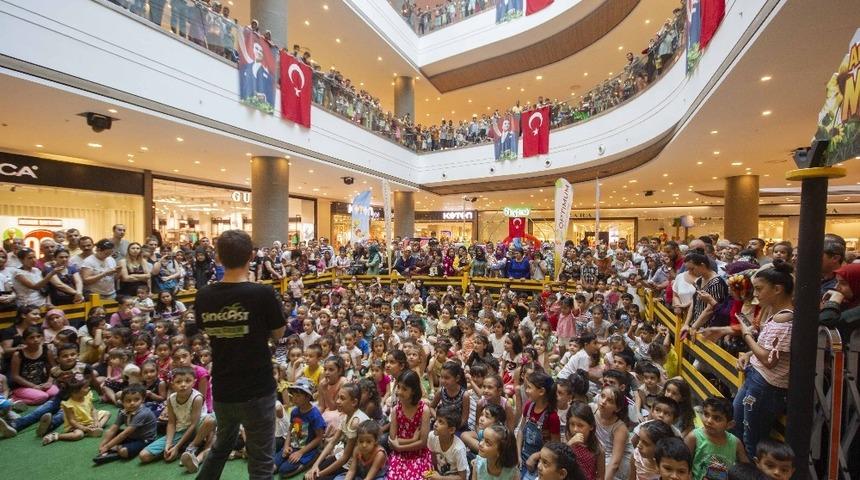 Arı maya g&uuml;ld&uuml;rd&uuml;, d&uuml;ş&uuml;nd&uuml;rd&uuml;, eğlendirdi