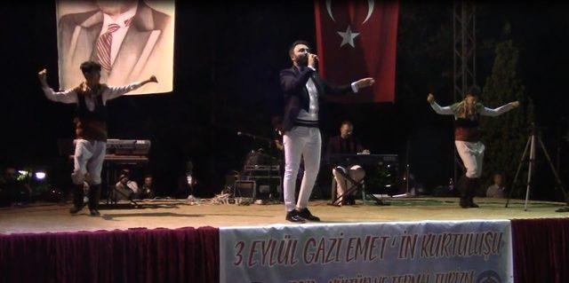 Emet’te yerel sanatçıların konserini 2 bin kişi izledi