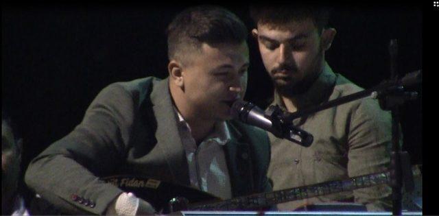 Emet’te yerel sanatçıların konserini 2 bin kişi izledi