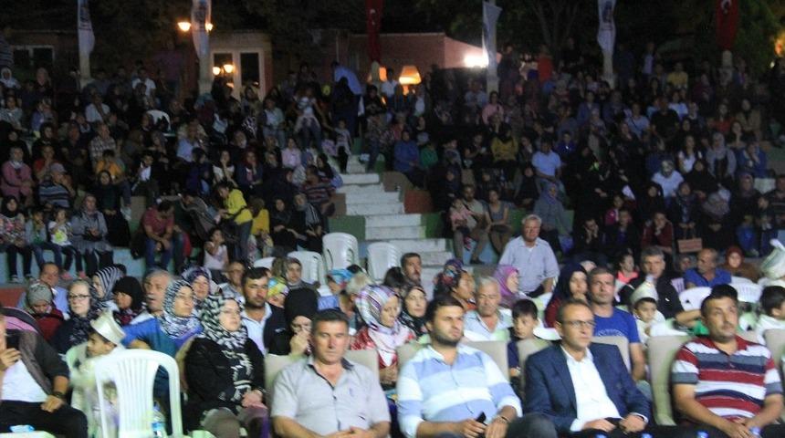 Emet&rsquo;te yerel sanat&ccedil;ıların konserini 2 bin kişi izledi
