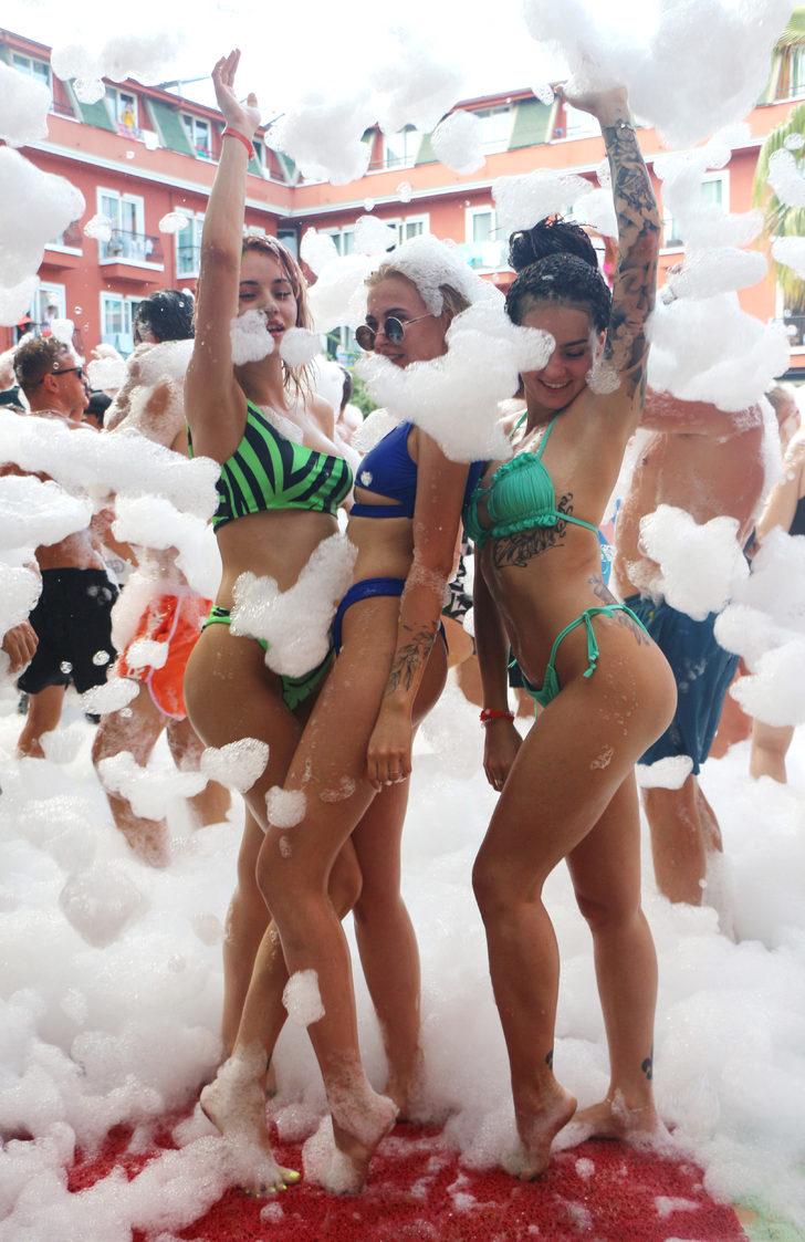 Turistlere köpüklü ve renkli eğlence G2