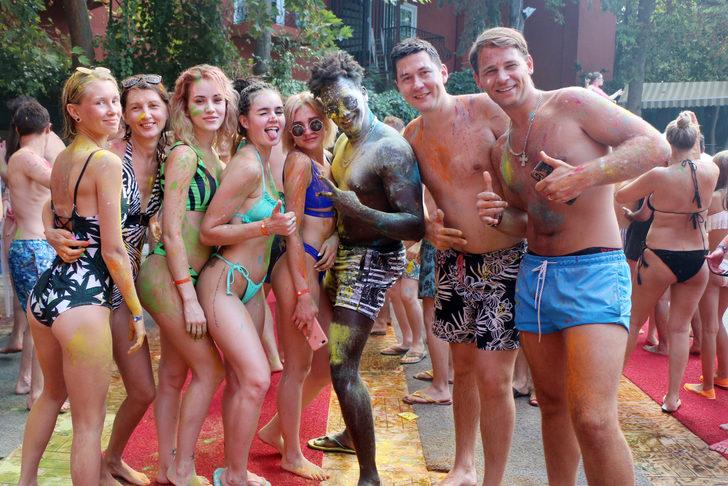 Turistlere köpüklü ve renkli eğlence G4