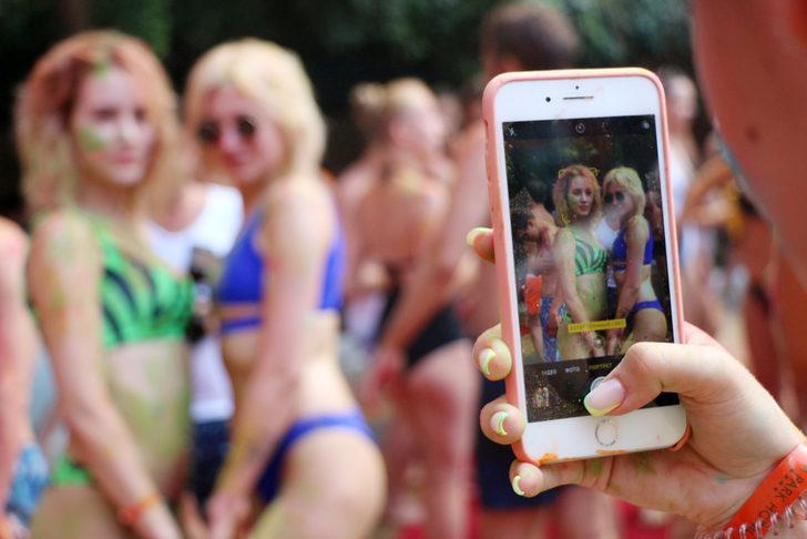 Turistlere köpüklü ve renkli eğlence G5