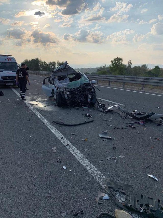 Bolu’da tıra arkadan çarpan otomobil hurdaya döndü: 2 ölü, 1 yaralı