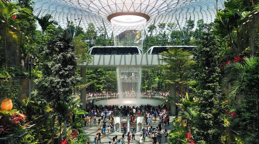 Eşini uğurlamak i&ccedil;in bilet alıp bekleme salonuna gitti! Hapisle yargılanıyor