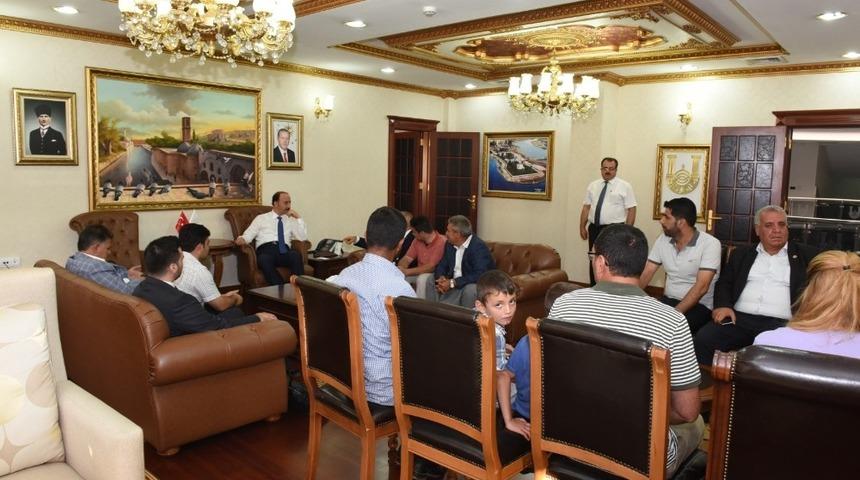 Şanlıurfa valisi y&uuml;zlerce vatandaşı makamında ağırladı