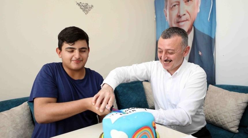 Başkan B&uuml;y&uuml;kakın&rsquo;dan Evren&rsquo;e s&uuml;rpriz doğum g&uuml;n&uuml;