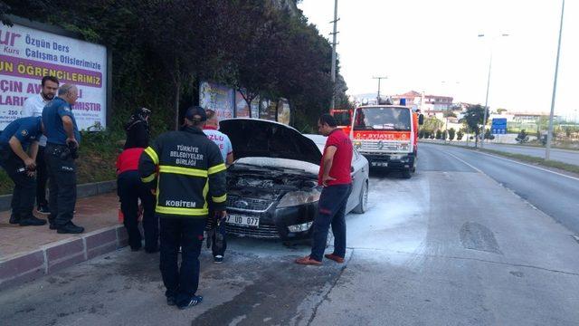 Seyir halindeki otomobilin motor kısmında yangın çıktı