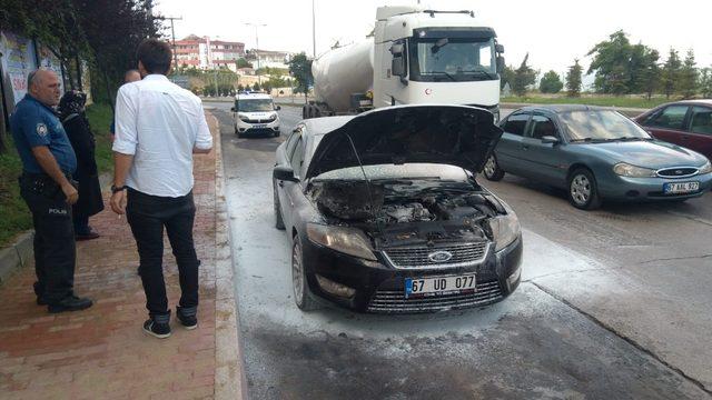 Seyir halindeki otomobilin motor kısmında yangın çıktı