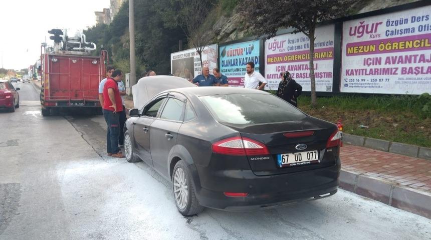 Seyir halindeki otomobilin motor kısmında yangın çıktı