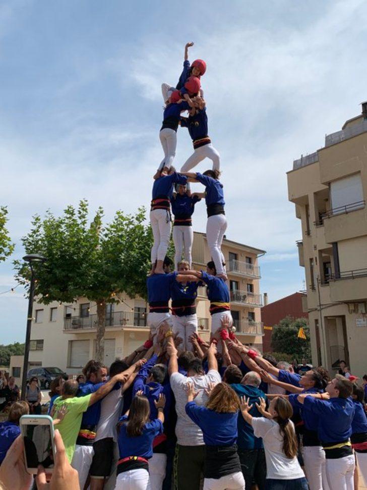 Bu festival çok başka! İnsanlardan kule yaptılar G1