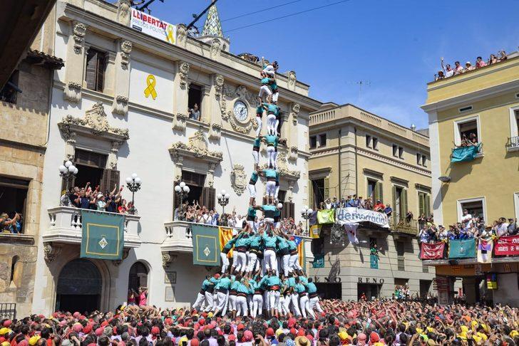 Bu festival çok başka! İnsanlardan kule yaptılar G3