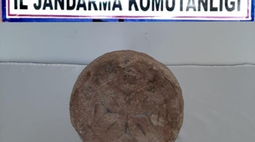 Mezar taşı ve sikke ele geçirildi