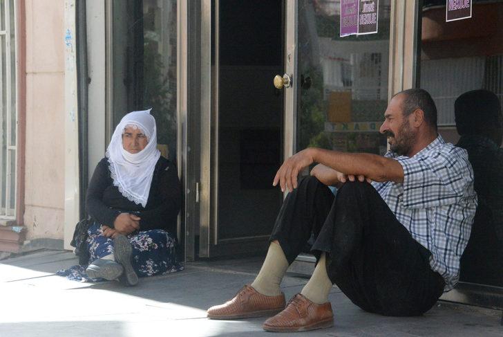 Diyarbakır'da HDP önünde oturma eylemi G2