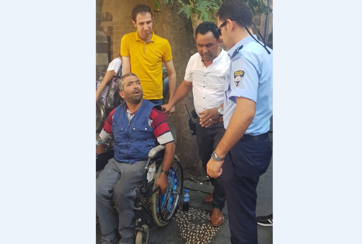 Tekerlekli sandalyedeki dilenci, zabıtayı g&ouml;r&uuml;nce ayağa kalktı