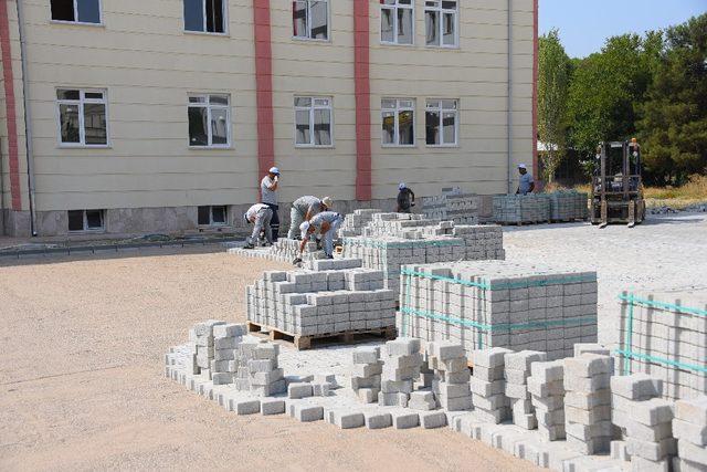 Salihli Belediyesinden okul bahçesine çevre düzenlemesi