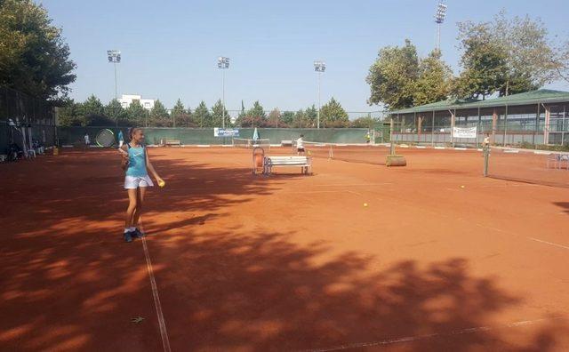 Mersin Büyükşehir Belediyesi Tenis Kulübünde antrenmanlar başladı