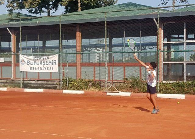 Mersin Büyükşehir Belediyesi Tenis Kulübünde antrenmanlar başladı