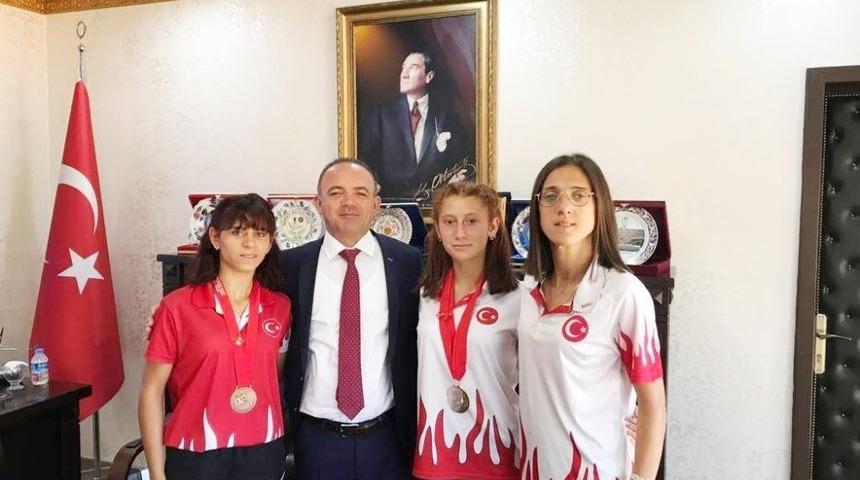 Kaymakam &Ouml;ner şampiyonları &ouml;d&uuml;llendirdi