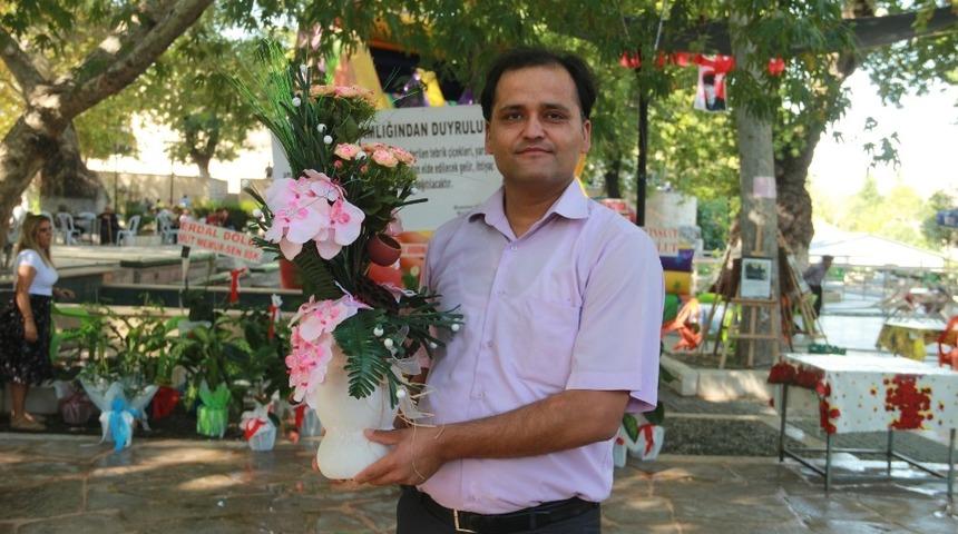 Kaymakam K&ouml;ken&rsquo;e gelen &ccedil;i&ccedil;ekler a&ccedil;ık arttırmayla satıldı