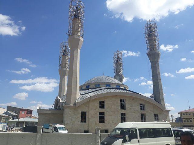 Kaymakam Dundar ile Belediye Başkanı Ensari yapımı devam eden merkez Camii inşaatında incelemelerde bulundular.