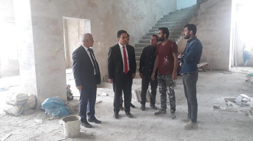 Kaymakam Dundar ile Belediye Başkanı Ensari yapımı devam eden merkez Camii inşaatında incelemelerde bulundular.