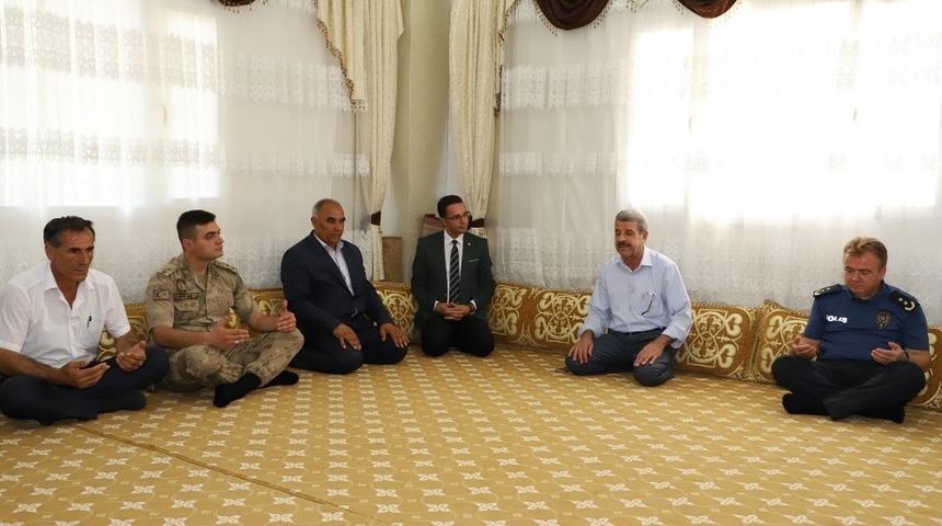 Kaymakam Davutoğlu, şehit ailesi, şehit kabri ve tarihi mekanları ziyaret etti