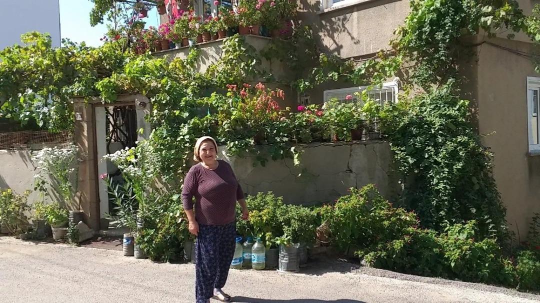 Evinde 500 saksı &ccedil;i&ccedil;ekle yaşıyor