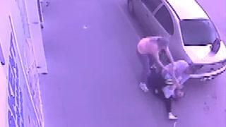 Barışma teklifini kabul etmeyen eski sevgilisini, oğlunun gözü önünde bıçakladı