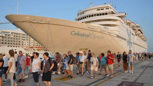 Kuşadası’na 3 gemiyle 4 bin 230 turist geldi