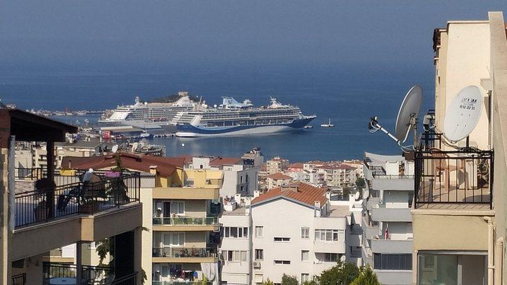 Kuşadası’na 3 gemiyle 4 bin 230 turist geldi G3