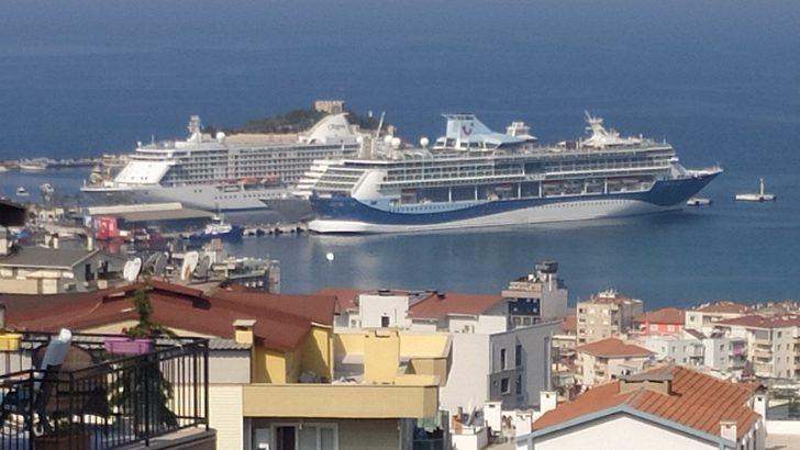 Kuşadası’na 3 gemiyle 4 bin 230 turist geldi G4