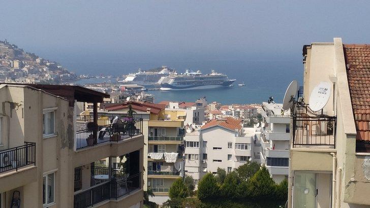 Kuşadası’na 3 gemiyle 4 bin 230 turist geldi G5